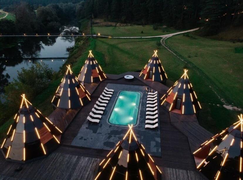 كوخ تقليدي روسي في فصل الشتاء